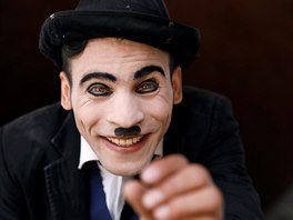 AFGÁNSKÝ CHAPLIN. Herec Karim Asir pi nácviku pedstavení v Kábulu.