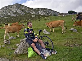 AS NA SVAINU. Fanouek eká na píjezd pelotonu 15. etapy cyklistického...