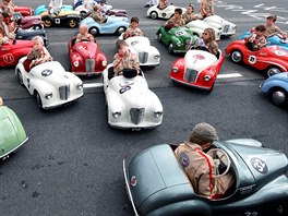 ZÁVODNÍ KLÁNÍ. Goodwood Revival je tídenní závodní festival ve Velké Británii,...