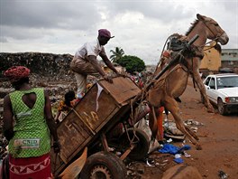 AFRICKÝ POPELÁ. Sbra odpadu práv vykládá náklad na skládku v africkém Mali.