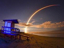 RAKETOVÝ START. Vesmírná raketa nesoucí nový satelit Telstar 18 VANTAGE...