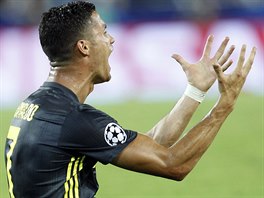 TO SNAD NE? Cristiano Ronaldo nechpe, za co dostal od rozhodho Felixe Brycha...