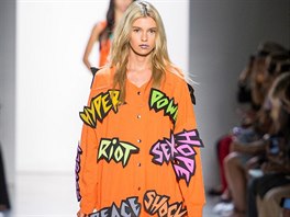 Návrhá Jeremy Scott své modely ozdobil výraznými nápisy Hyper, Sex,...