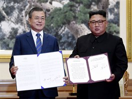 Vdce KLDR Kim ong-un a jihokorejsk prezident Mun e-in po podpisu dokumentu...