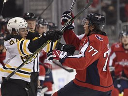 Jakub Lauko (vlevo) z Bostonu v potyčce s washingtonským T.J. Oshiem.