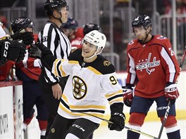 Jakub Lauko z Bostonu přijímá od spoluhráčů gratulaci ke vstřelenému gólu v...
