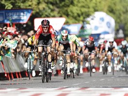 FINI. Belgick cyklista Jelle Wallays (v ervenm) pi zvrenm spurtu 18....