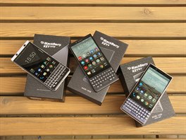 BlackBerry má aktuáln v nabídce ti modely s qwerty klávesnicí: loský typ...