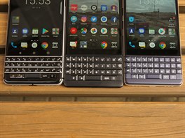 U jednotlivých model se lií provedení klávesnice. BlackBerry KeyOne (vlevo)...