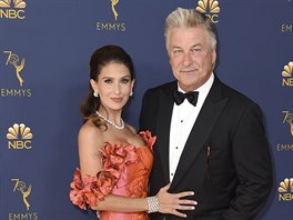 Alec Baldwin a jeho manelka Hilaria na cenách Emmy (Los Angeles, 17. záí 2018)