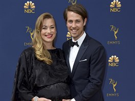 Yvonne Strahovski a Tim Loden na cenách Emmy (Los Angeles, 17. záí 2018)