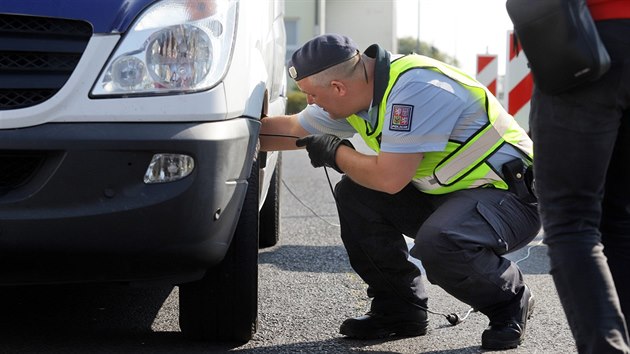 Během kontrolní akce na Chebsku zaměřené na odhalování nelegální migrace policisté prohlíželi vozy přístrojem Heartbeat detektor (15. 9. 2018).