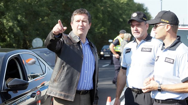 Ministr vnitra Jan Hamek se zastnil policejn kontroln akce na Chebsku zamen na odhalovn nelegln migrace (15. 9. 2018).