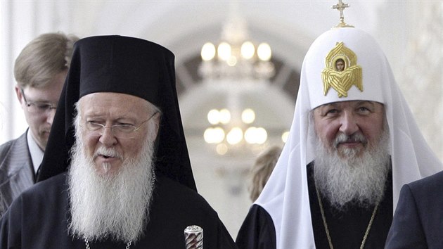 Moskevsk patriarcha Kirill (vpravo) a konstantinopolsk patriarcha Bartolomj (25. kvtna 2010)