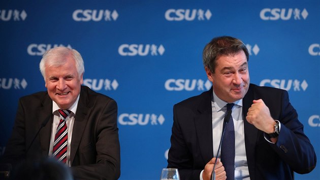 Bavorsk premir Markus Sder a nmeck ministr vnitra Horst Seehofer (vlevo) na pedvolebnm sjezdu CSU v Mnichov (15. z 2018)