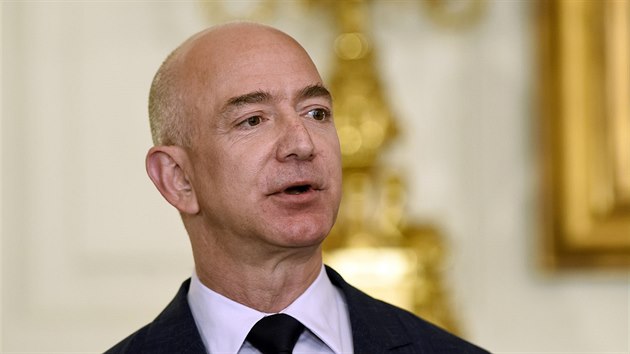 Jeff Bezos se stal nejbohatším člověkem v moderní historii, když hodnota jeho majetku překročila miliardu dolarů.