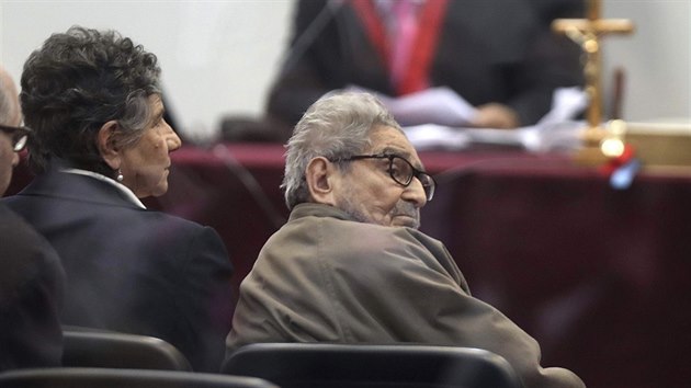 Abimael Guzmn u perunskho soudu, kde si vyslechl verdikt o druhm doivotnm trestu. (11. z 2018)