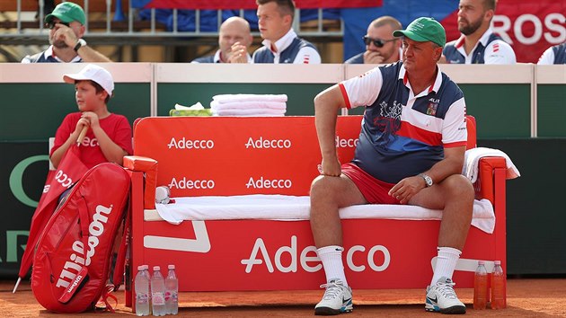 Kapitn Jaroslav Navrtil sleduje ponn Jiho Veselho bhem bare Davis Cupu v Maarsku.