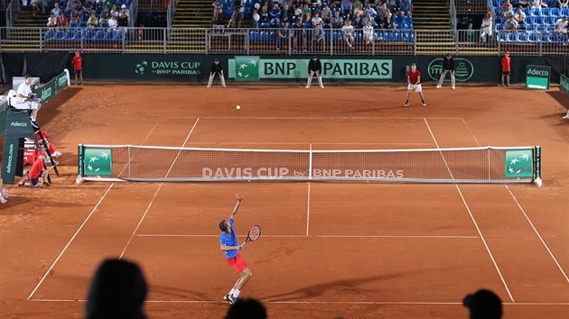 Luk Rosol servruje v daviscupov bari proti maarskmu soupei Mtu Valkuszovi.