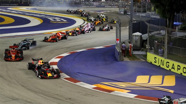 Startovn pole Velk ceny formule 1 v Singapuru pronsleduje vedoucho Lewise Hamiltona z Mercedesu (vpravo).