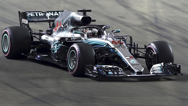 Pilot stje Mercedes Lewis Hamilton se t po trati Velk ceny Singapuru.