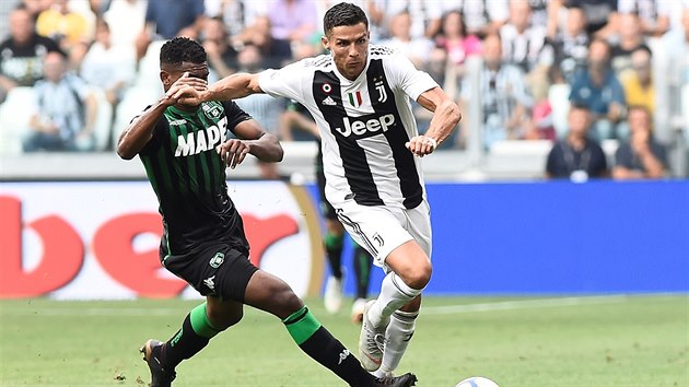 Cristiano Ronaldo z Juventusu (vpravo) se sna pedstihnout Marlona ze Sassuola.