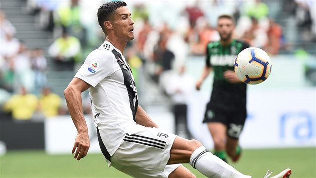 Cristiano Ronaldo z Juventusu si zpracovv m bhem zpasu se  Sassuolem.