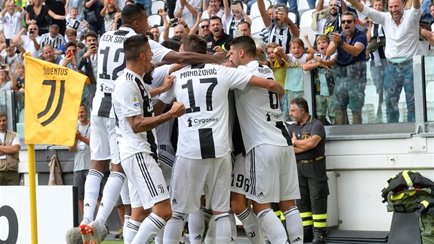Fotbalist Juventusu se raduj z glu v utkn proti Sassuolu.