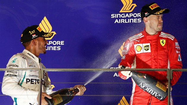 Lewis Hamilton, vtz Velk ceny Singapuru,  dv ochutnat sv ampask tetmu Sebastianu Vettelovi.