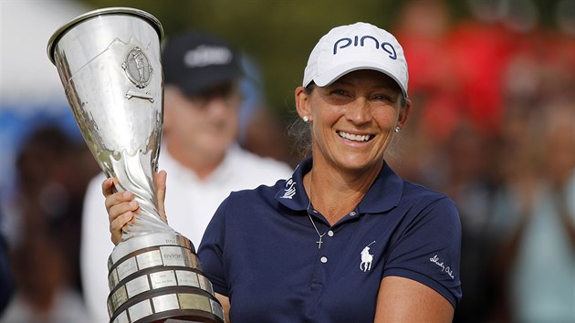 Amerianka Angela Stanfordov pzuje s trofej pro vtzku golfovho turnaje Evian Championship.