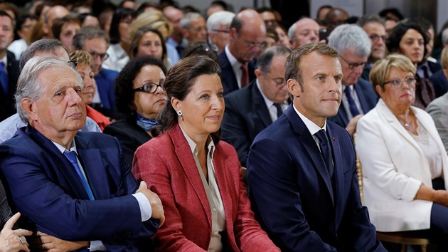 Francouzsk prezident Emmanuel Macron pedstavil v Pai pln na pomoc chudm. Zleva ministr pro zemn kontinuitu Jacques Mezard,  ministryn pro soudrnost a zdravotnictv Agnes Buzyn a Emmanuel Macron (13. z 2018)