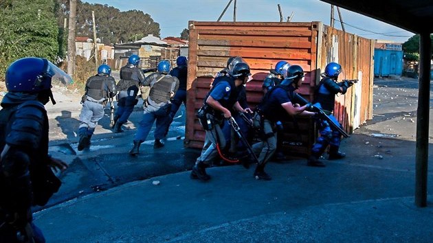 Jihoafrick policie v akci v jedn z oblast, kam strci 
zkona vyjdj jen v tk zbroji.