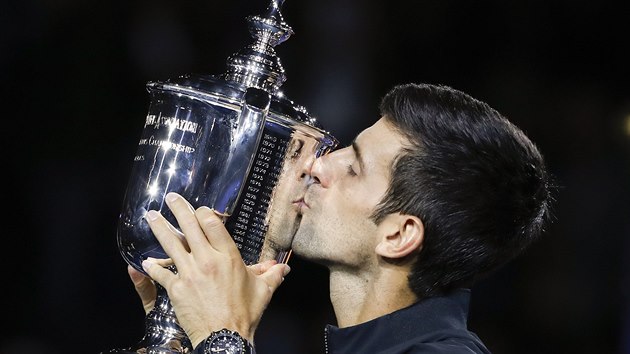 Novak Djokovi s trofej pro vtze US Open.