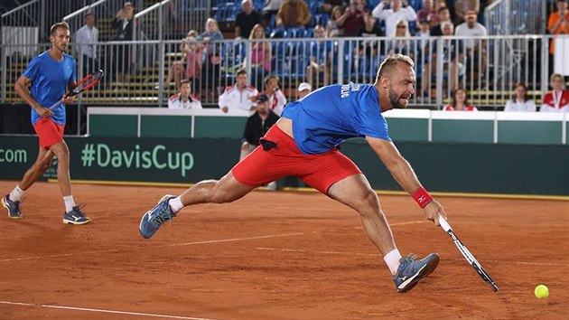 esk tenista Roman Jebav (v poped) dobh k mi ve tyhe v barovm utkn Davis Cupu proti Maarsku.