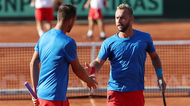 Roman Jebav (vpravo) a Luk Rosol slav spnou vmnu v daviscupov bari proti Maarsku.