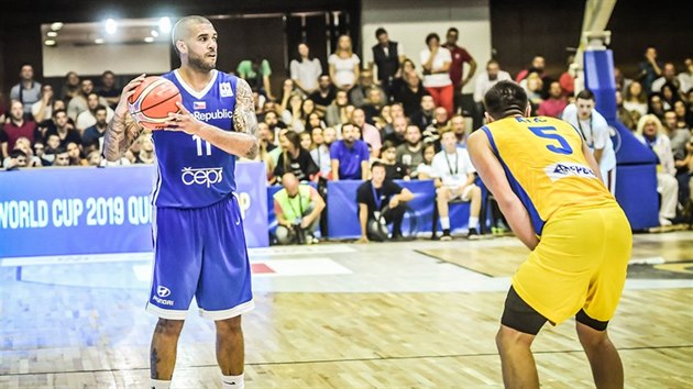 esk basketbalista Blake Schilb (vlevo) vyml rozehrvku v kvalifikanm utkn o MS proti Bosn a Hercegovin.