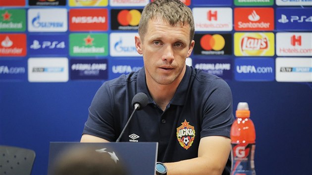 Viktor Gonarenko, trenr CSKA Moskva, na pedzpasov tiskov konferenci v Plzni.