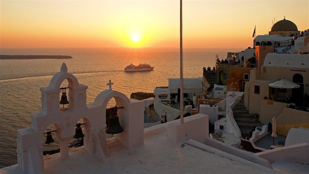 Krom vletnch plaveb je Santorini pedn destinac pro svatby a lbnky.