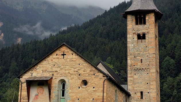 Kostel sv. Martina v Zillis je ze vech stran obklopen horami.