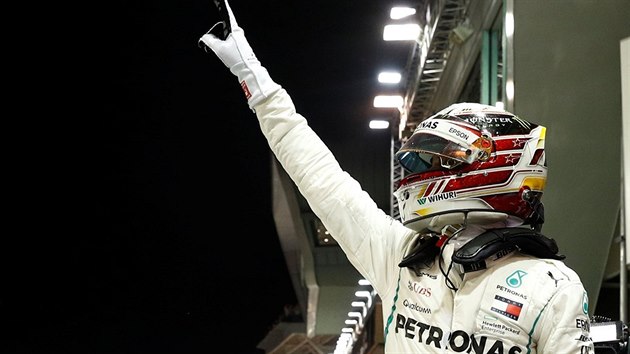 Lewis Hamilton odstartuje do Velk ceny Singapuru z pole position.