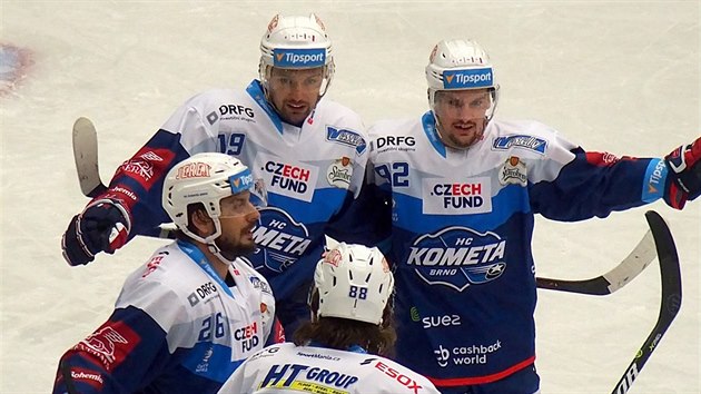 Hokejist Komety Brno se raduj z glu na led Chomutova.