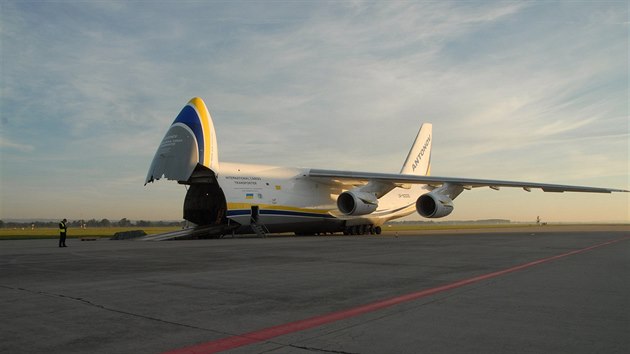 Vykládka obrněnce Lynx z transportního letounu AN-124 Ruslan na letišti v Mošnově