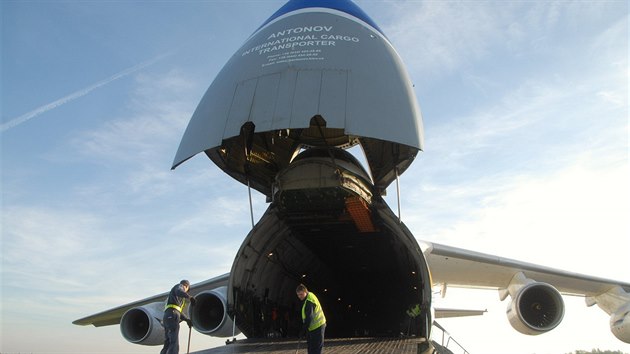 Vykldka obrnnce Lynx z transportnho letounu AN-124 Ruslan na letiti v Monov