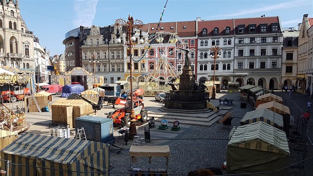 N�m�st� je ji� obehnan� plotem a do jeho st�edu se lid� nedostanou. Rekvizity ale napov�daj�, �e d�j sn�mku se bude odehr�vat i na slavnosti.