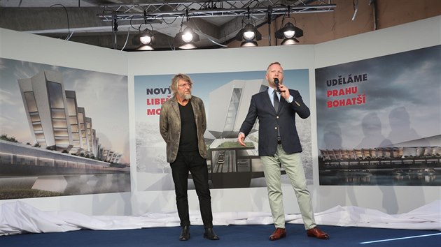 Kandidt ANO na praskho primtor Petr Stuchlk (vpravo) pedstavil pln, jak vyeit problm Libeskho mostu. (10. z 2018)