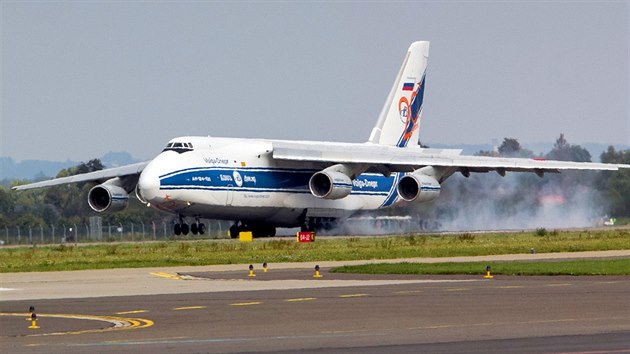 Nkladn letoun Antonov An-124 100 na Dnech NATO v Ostrav (20. z 2013)