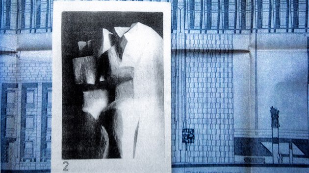Žulová plastika nazvaná Plamen od Miloslava Chlupáče měla být zavěšena na pylonu před budovou Federálního shromáždění. Místo ní zde visel státní znak.