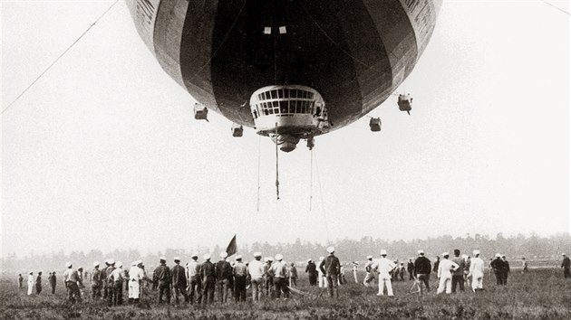 Lidé sledují přílet vzducholodi Graf Zeppelin LZ 127 na letištní plochu  v americkém Lakehurstu. (29. srpna 1929)
