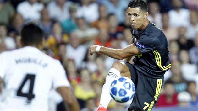Cristiano Ronaldo v akci během utkání Ligy mistrů mezi Juventusem a Valencií.