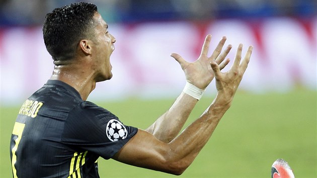 TO SNAD NE? Cristiano Ronaldo nechpe, za co dostal od rozhodho Felixe Brycha v zpase Ligy mistr mezi Juventusem a Valenci ervenou kartu.